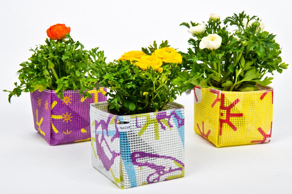 Blumentöpfe, die aus dem recycelten Baunetz der Marien Apotheke genäht wurden