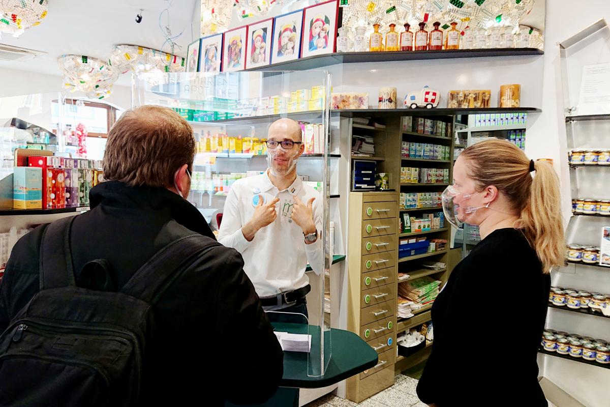 Beratungsgespräch des gehörlosen Apothekers Mag. pharm. Sreco Dolanc mit einem hörenden Kunden 