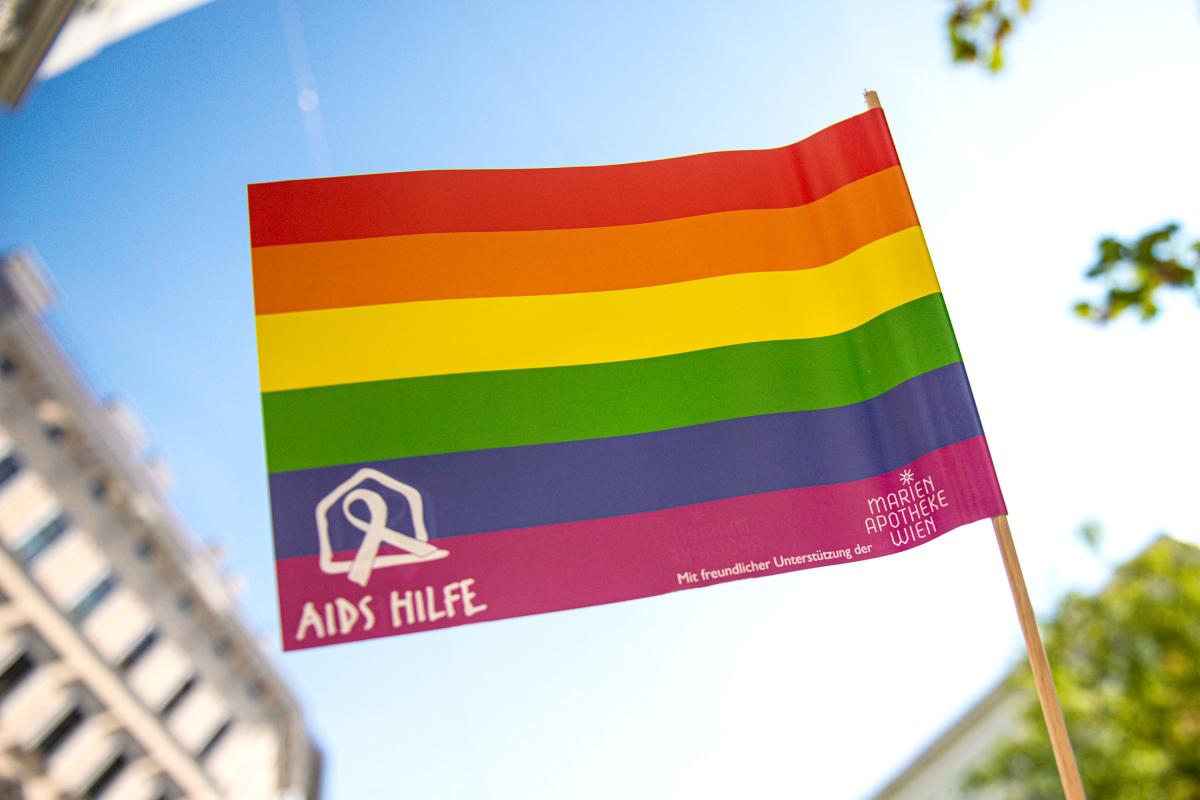 Regenbogenfahne vor der Marien Apotheke
