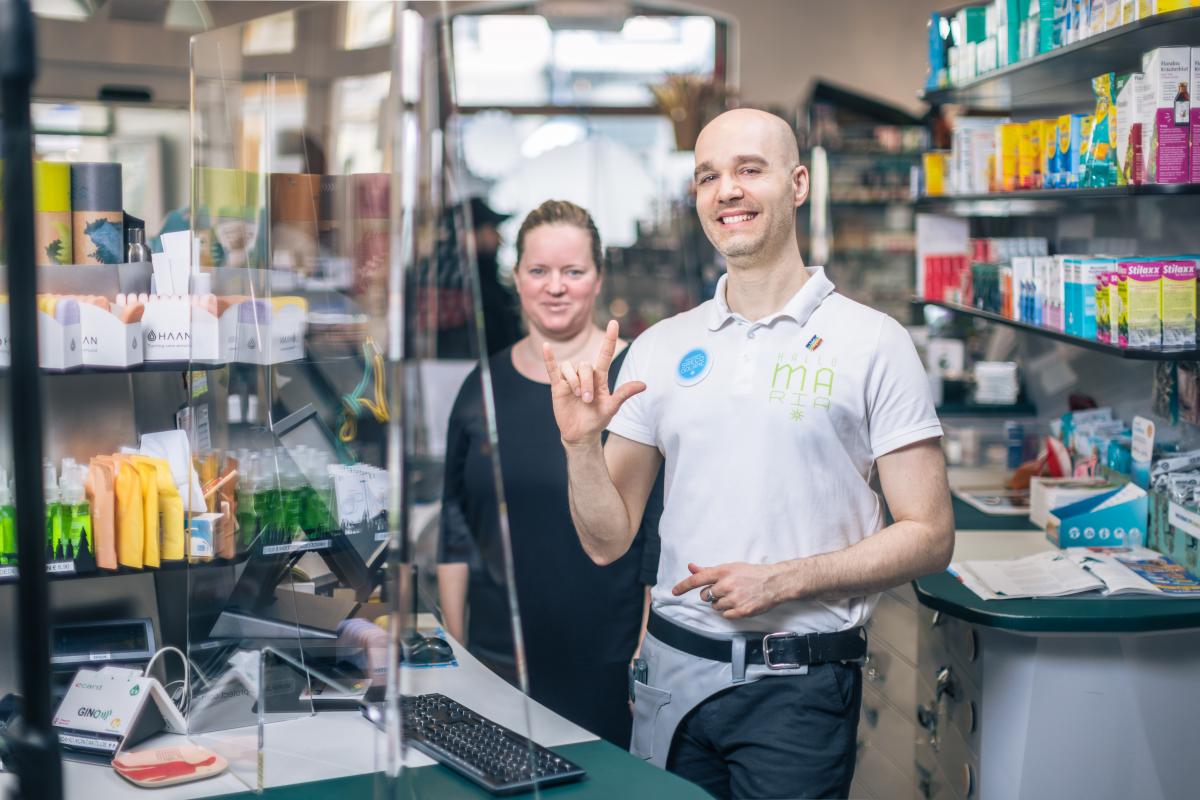 Mag. Sreco Dolanc mit seiner ÖGS-Dolmetscherin Elke Schaumberger in der Marien Apotheke Wien.