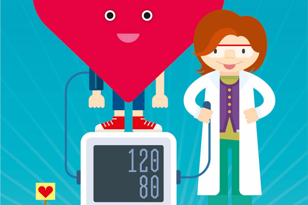 Illustration eines Blutdruckmessgeräts auf dem ein Herz mit Beinen und Armen steht. Rechts daneben steht Mag. Karin Simonitsch im Laborkittel und misst den Blutdruck.