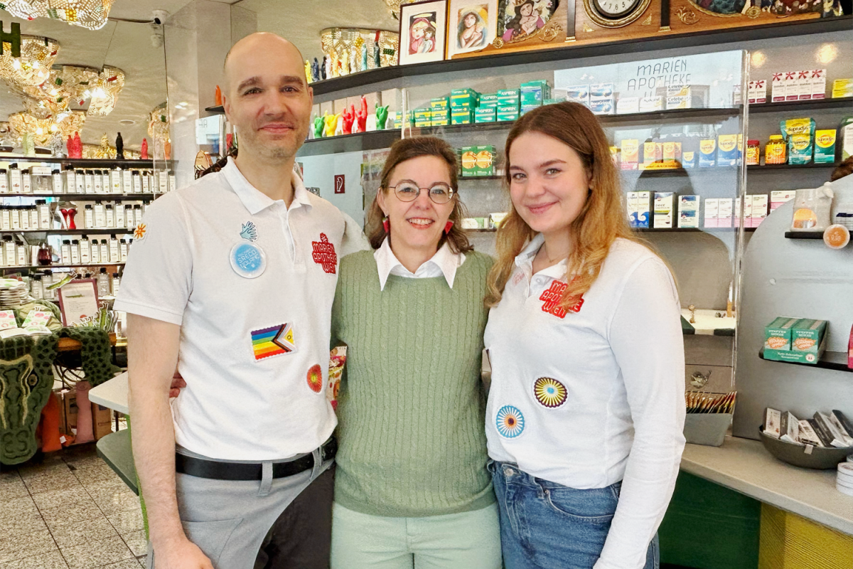 Apotheker Mag. Sreco Dolanc, Ernährungsberaterin Mag. Claudia Schinnerer und Apothekerin Mag. Mariam Baraka stehen nebeneinander in der Marien Apotheke in Wien Mariahilf