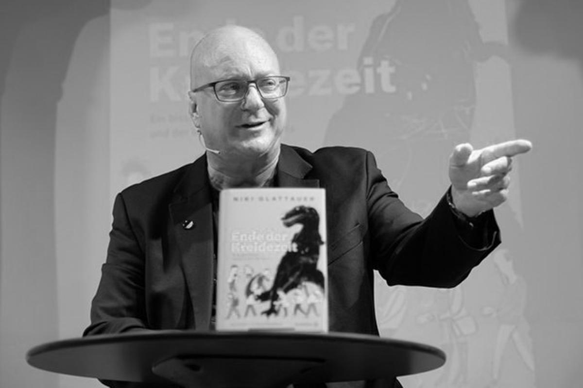 Bild in schwarz/weiß von Niki Glattauer bei seiner Buchpräsentation 