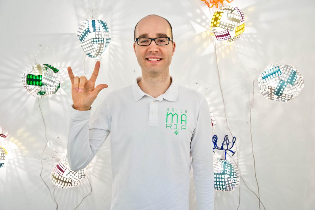 Sreco Dolanc zeigt die Gebärde ILY 